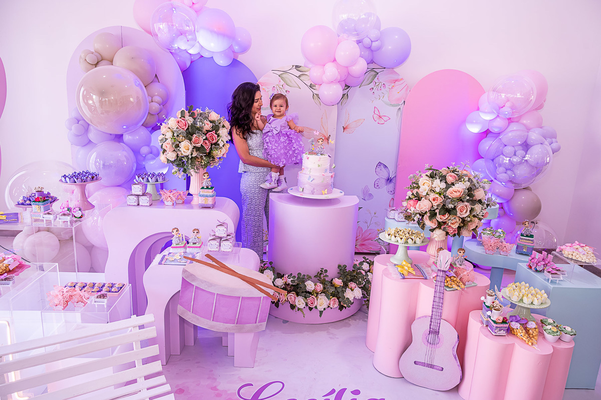 Cecília com a mãe, em um abraço carinhoso, capturado pela Pipoca Doce Fotos.