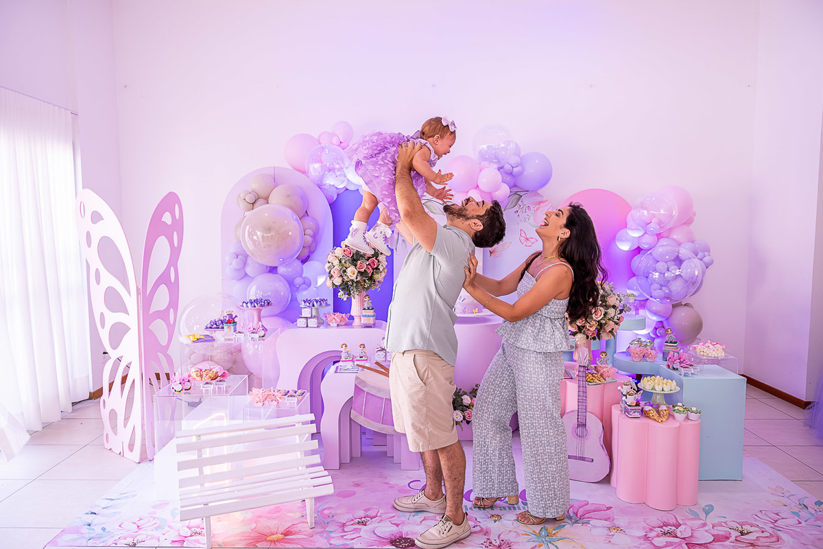 O pai com Cecilia nos braços no seu aniversário infantil