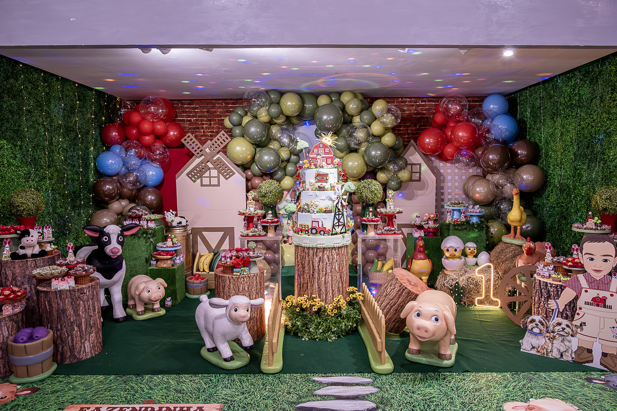 Vista do salão do Castelo Encantado, destacando a decoração completa da Fazendinha.
