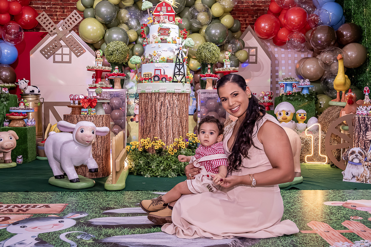 Renan no colo da mãe, em um momento de carinho e afeto durante a festa de 1 ano.