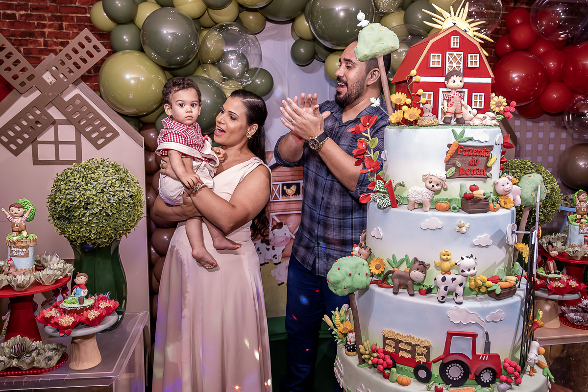 Momento do parabéns, com os pais e convidados cantando para o Renan, no Castelo Encantado. 
