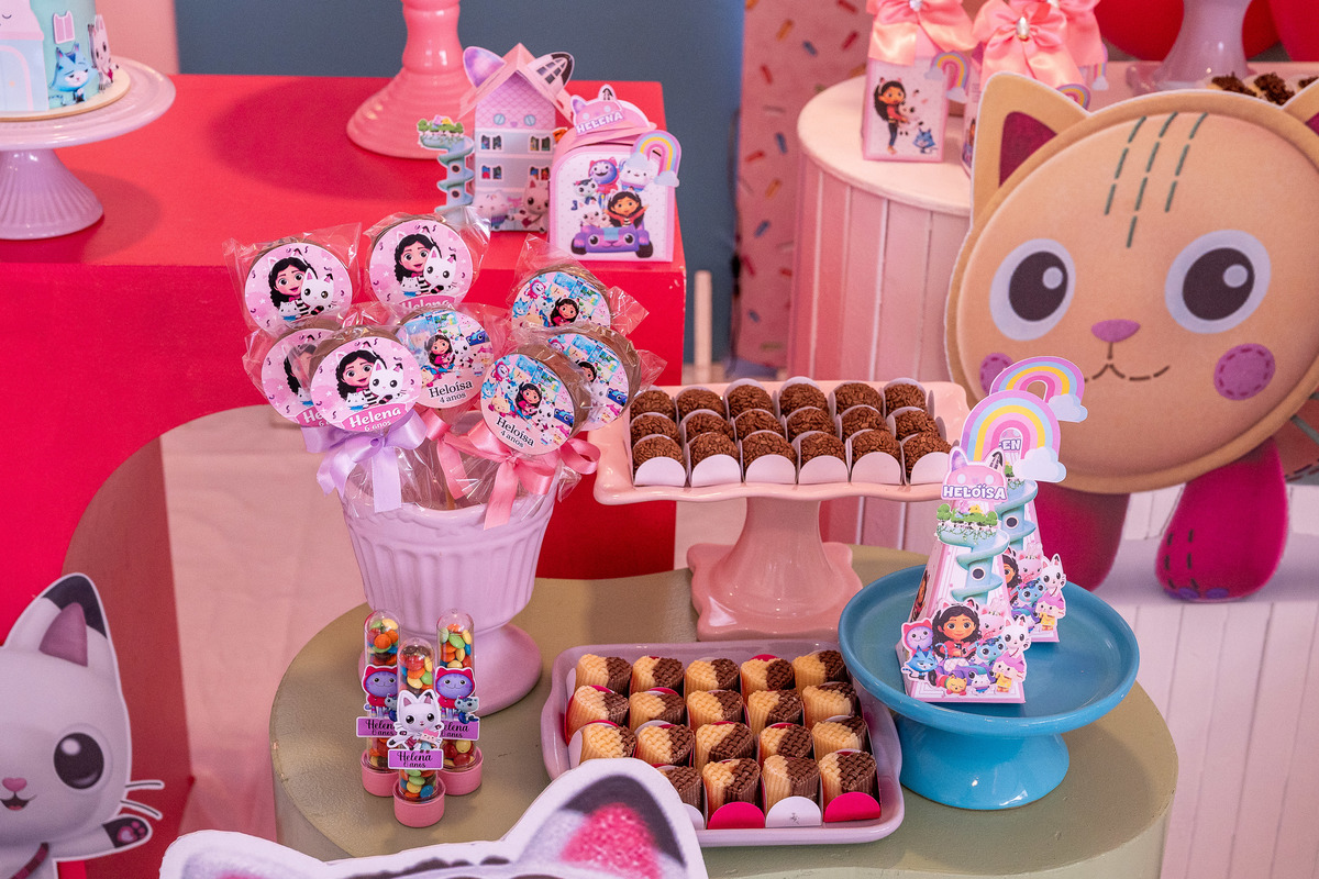 Detalhe da mesa principal com o bolo e doces personalizados do tema 