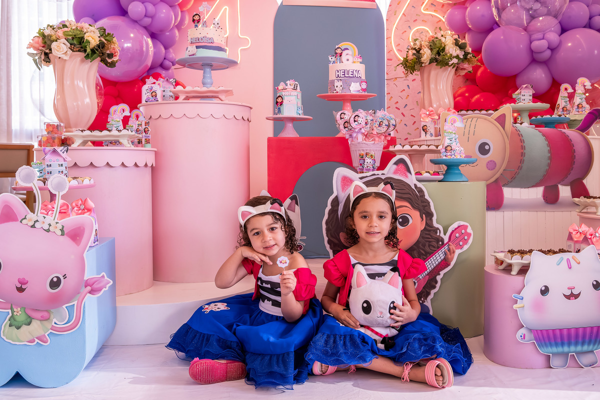 Helena e Heloísa abraçadas, em um momento de carinho, posando para a foto de aniversário.