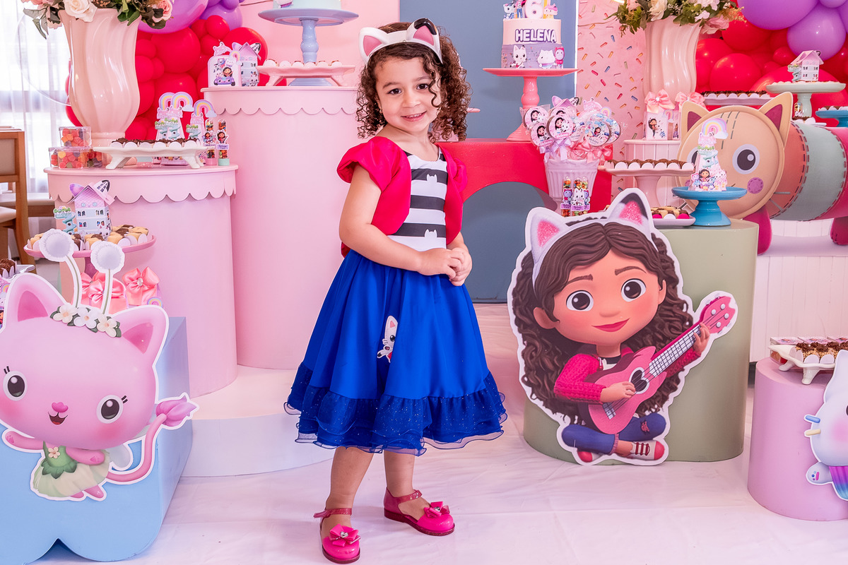 Heloísa em pose espontânea, brincando com um elemento da decoração da 