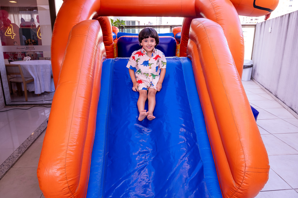 amigos, posando para uma foto em grupo na festa.