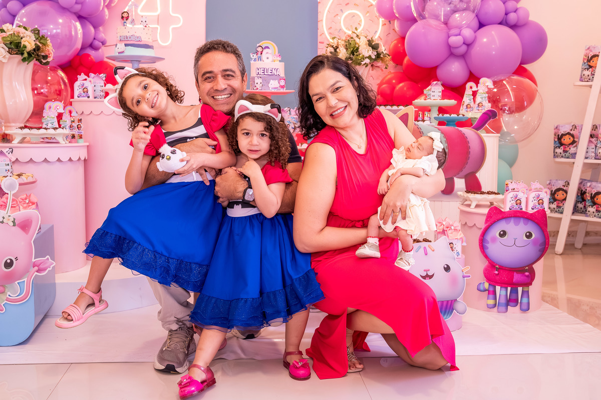 Pais com Helena e Heloísa, a família reunida, celebrando o aniversário das irmãs..