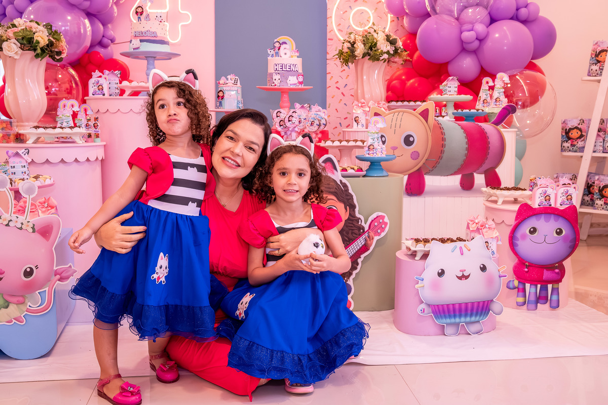 Mãe com as filhas, rindo e se divertindo juntas na celebração da 