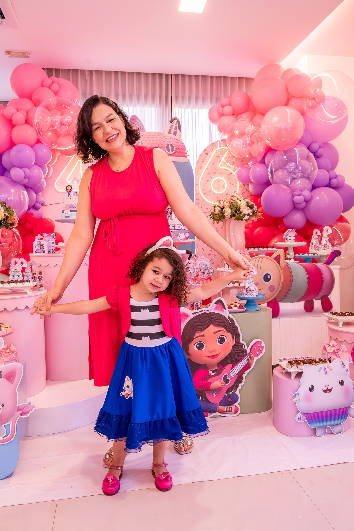 mãe com Heloísa, em um momento de emoção durante a festa.