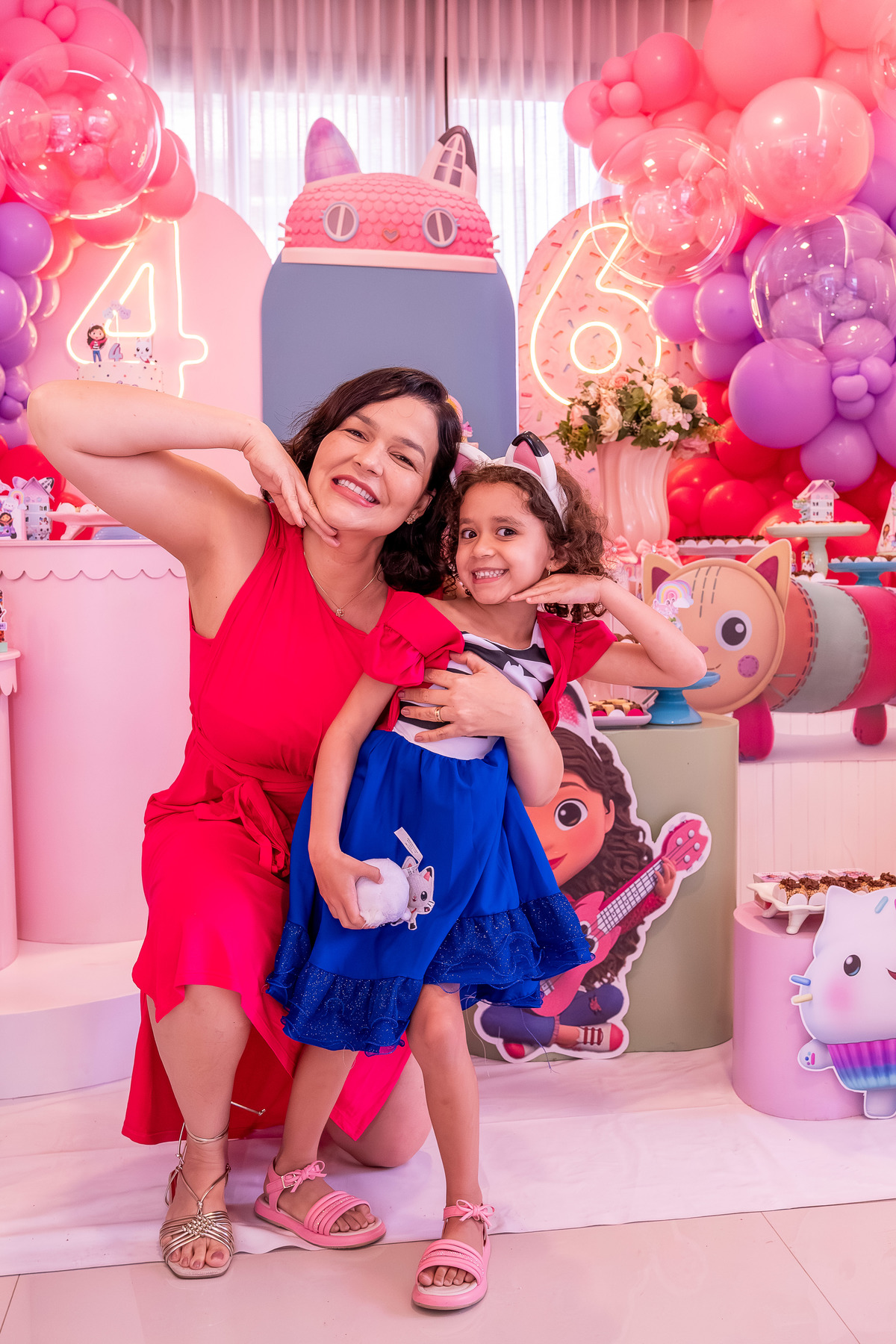 mãe com Helena, em um momento de emoção durante a festa.