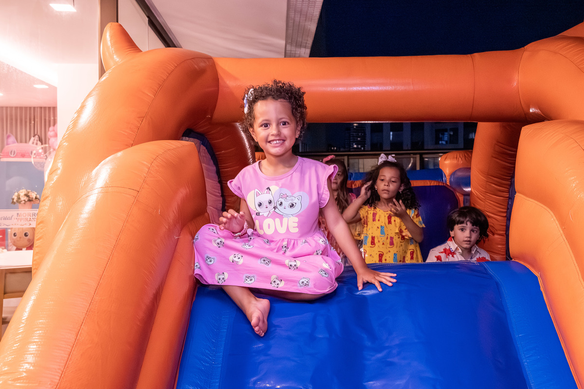 Helena e Heloísa com amigos, rindo e brincando na festa da 