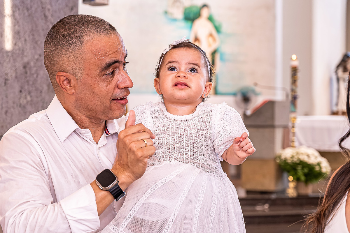 Laura sorrindo no dia do seu batizado no Santuário de Irmã Dulce