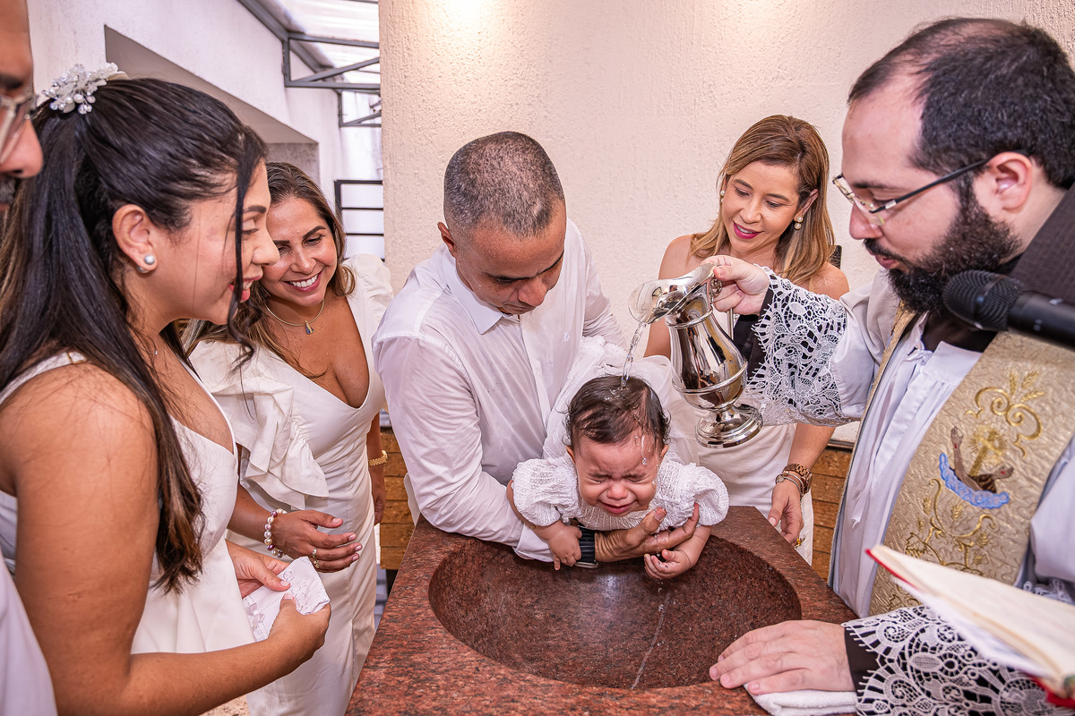 Padrinho segurando Laura no rito de batismo – Santuário Irmã Dulce