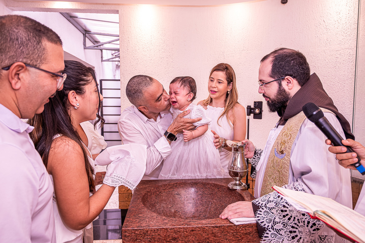 Momento da água benta no batizado de Laura – Santuário de Irmã Dulce