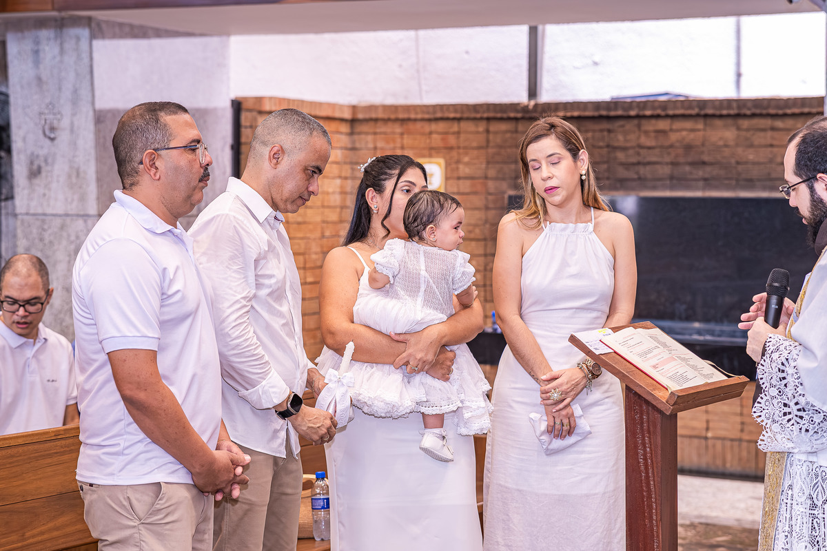 Laura com os padrinhos após a cerimônia de batismo em Salvador
