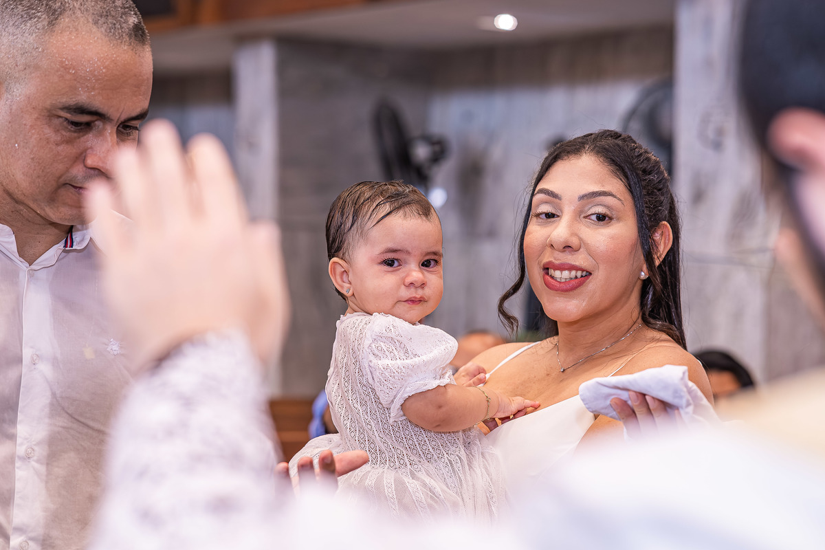 Momento de oração durante o batizado de Laura no Santuário de Irmã Dulce