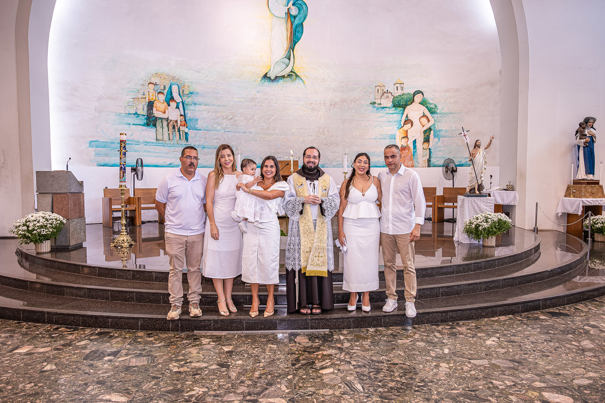 Família reunida durante o batizado de Laura no Santuário de Irmã Dulce