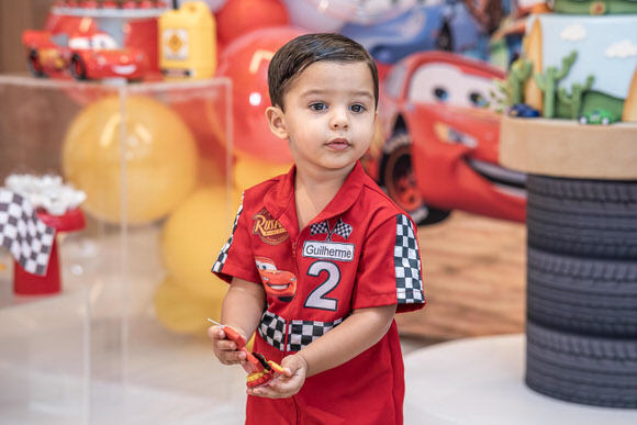 Guilherme posando cheio de estilo no seu aniversário infantil em Salvador – Pipoca Doce Fotos.