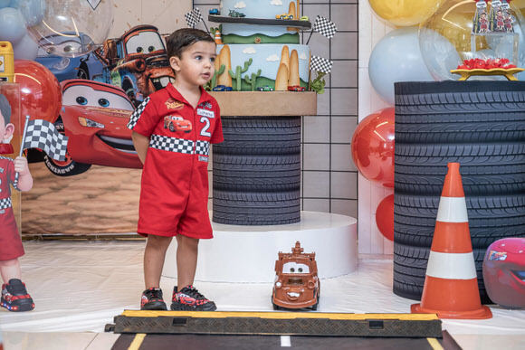 Registro do aniversariante Guilherme na decoração – fotografia de festa infantil em Salvador, Bahia.