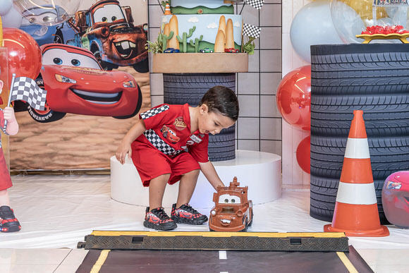 Guilherme sorrindo na festa Relâmpago McQueen – fotografia infantil profissional em Salvador, Bahia.