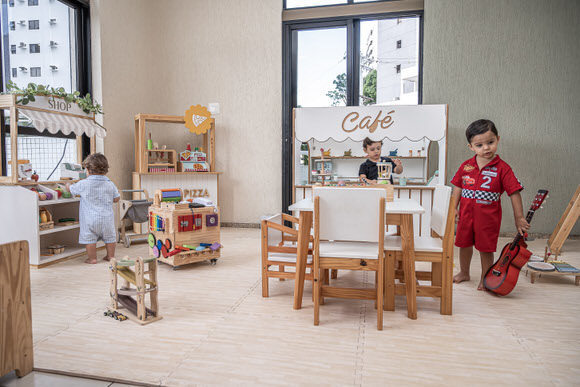 Criança brincando em festa infantil em Salvador – registro espontâneo pela Pipoca Doce Fotos.
