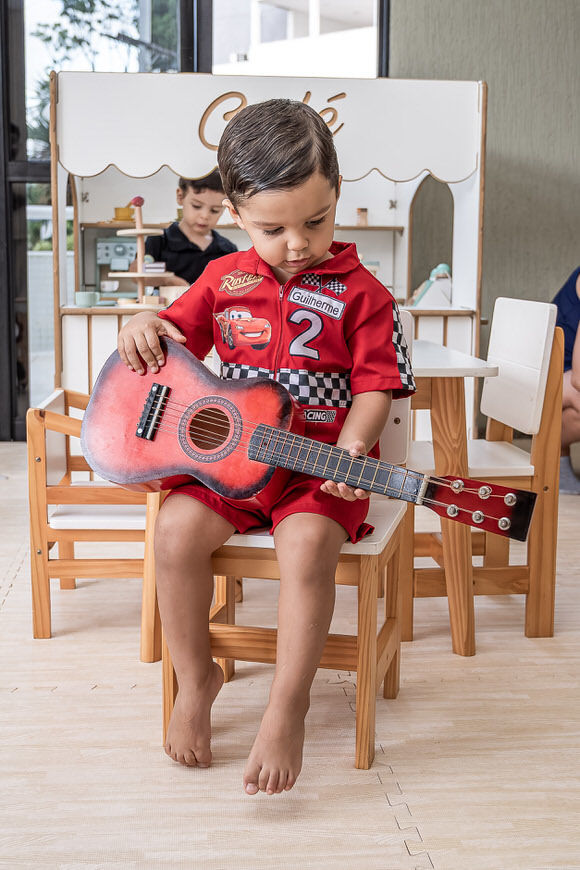 Guilherme brincando no seu aniversário infantil tema Relâmpago McQueen em Salvador, Bahia.