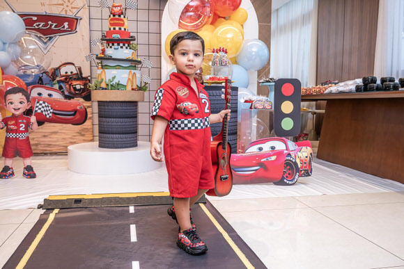 Aniversário infantil tema Relâmpago McQueen em Salvador – registro pela Pipoca Doce Fotos.