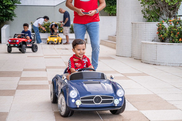 Momento espontâneo do Guilherme na festa – fotografia infantil profissional em Salvador, Bahia.