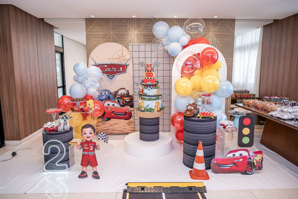 Decoração tema Relâmpago McQueen no Terrazzo Collina, Candeal, Salvador – fotografia infantil profissional pela Pipoca Doce Fotos.