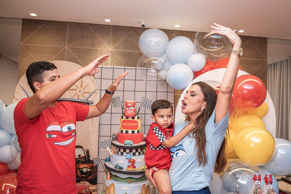 Momento do parabéns no aniversário infantil do Guilherme no Candeal, Salvador – Pipoca Doce Fotos.