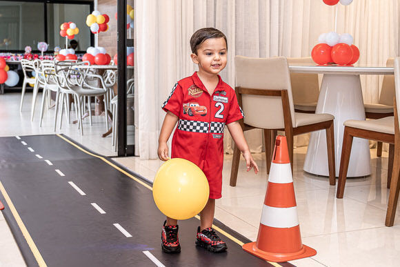 Guilherme, 2 aninhos, posando na decoração do Relâmpago McQueen – aniversário infantil em Salvador, Bahia.