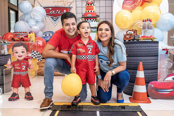  Guilherme com os pais no 2º aniversário tema Relâmpago McQueen – fotografia de família em Salvador, Bahia.