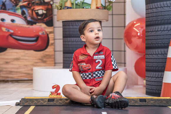 Guilherme na decoração do seu 2º aniversário com tema Relâmpago McQueen no Terrazzo Collina, Salvador.