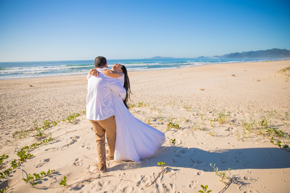ensaio de casal na praia guarda do embaú