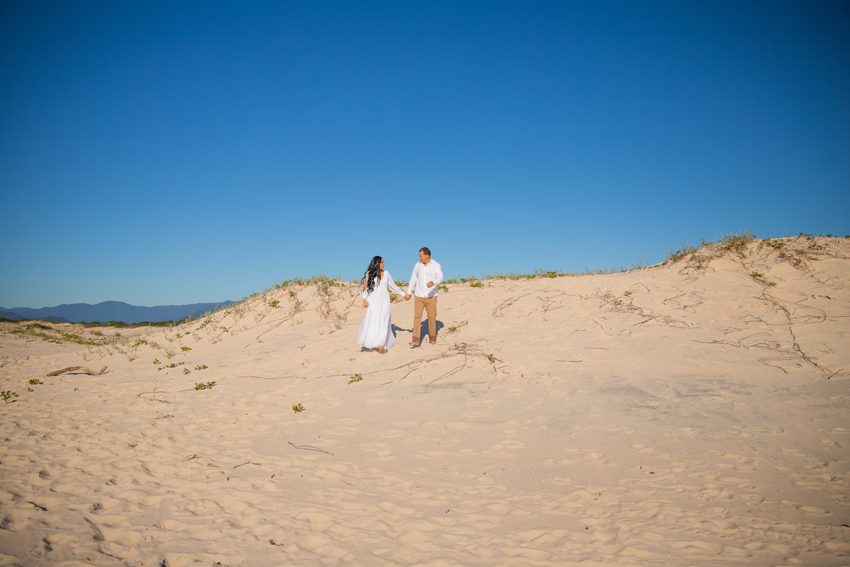 ensaio de casal na praia guarda do embaú
