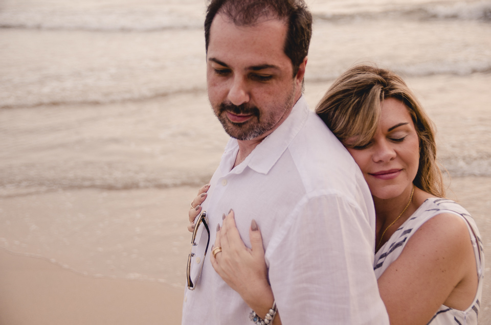 ela abraçando ele por tras, com semblante carinhoso, rosto apoiado em suas costas