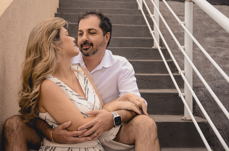 casal sentado, se olhando