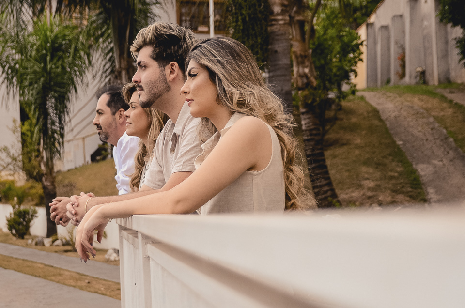 casal alinhado de perfil junto com o rosto dos filhos