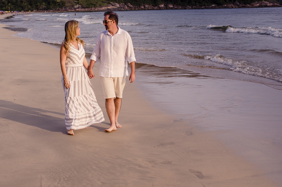 casal caminhando pela praia