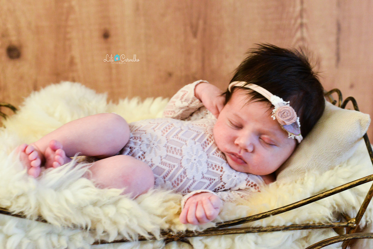 fotografia artistica no newborn em Maringá de lado
