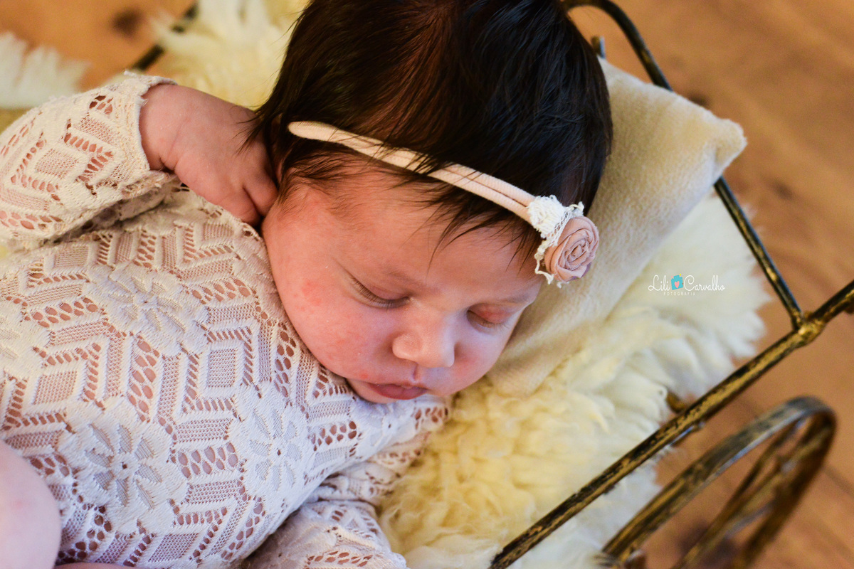 fotografia artistica no newborn em Maringá mao no rosto