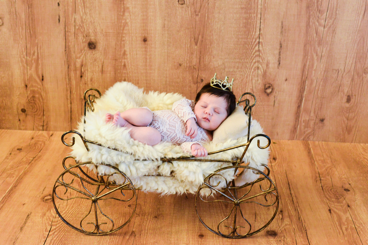 fotografia artistica no newborn em Maringá, carruagem
