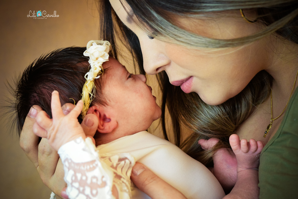 fotografia artistica no newborn em Maringá mae e filha