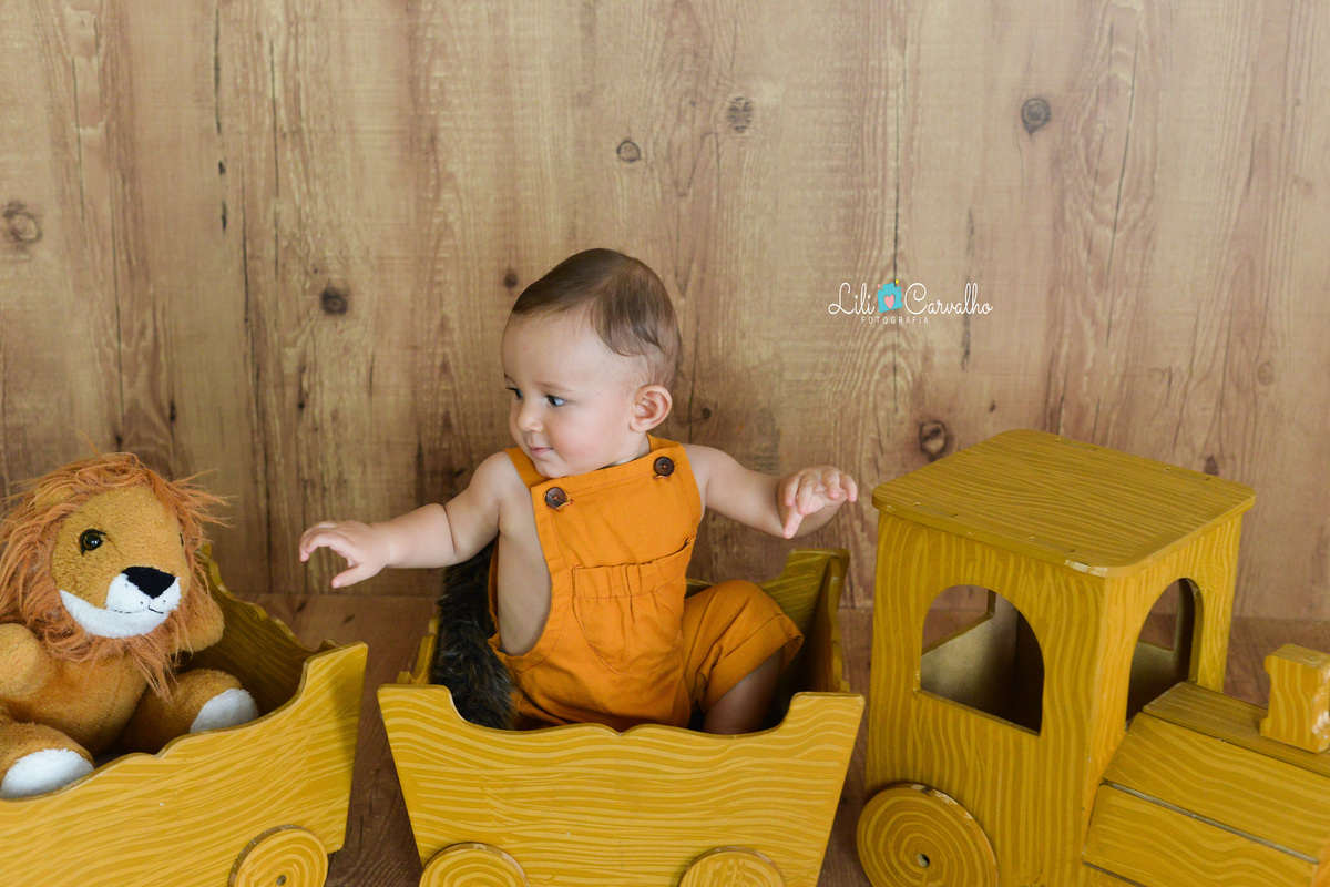 ensaio fotografico de menino, realizado em Maringá  roupa laranja 