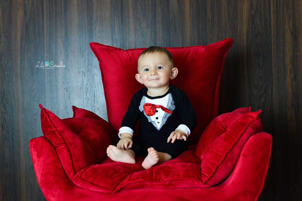 ensaio fotografico de menino, realizado em Maringá  sorrindo 