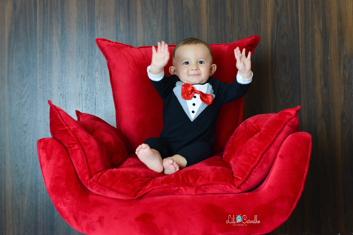 ensaio fotografico de menino, realizado em Maringá  maos para alto 