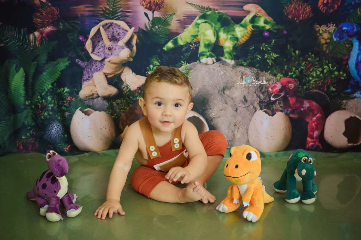 fotografia de menino em estudio em maringa, foto mensal  olhando para frente 