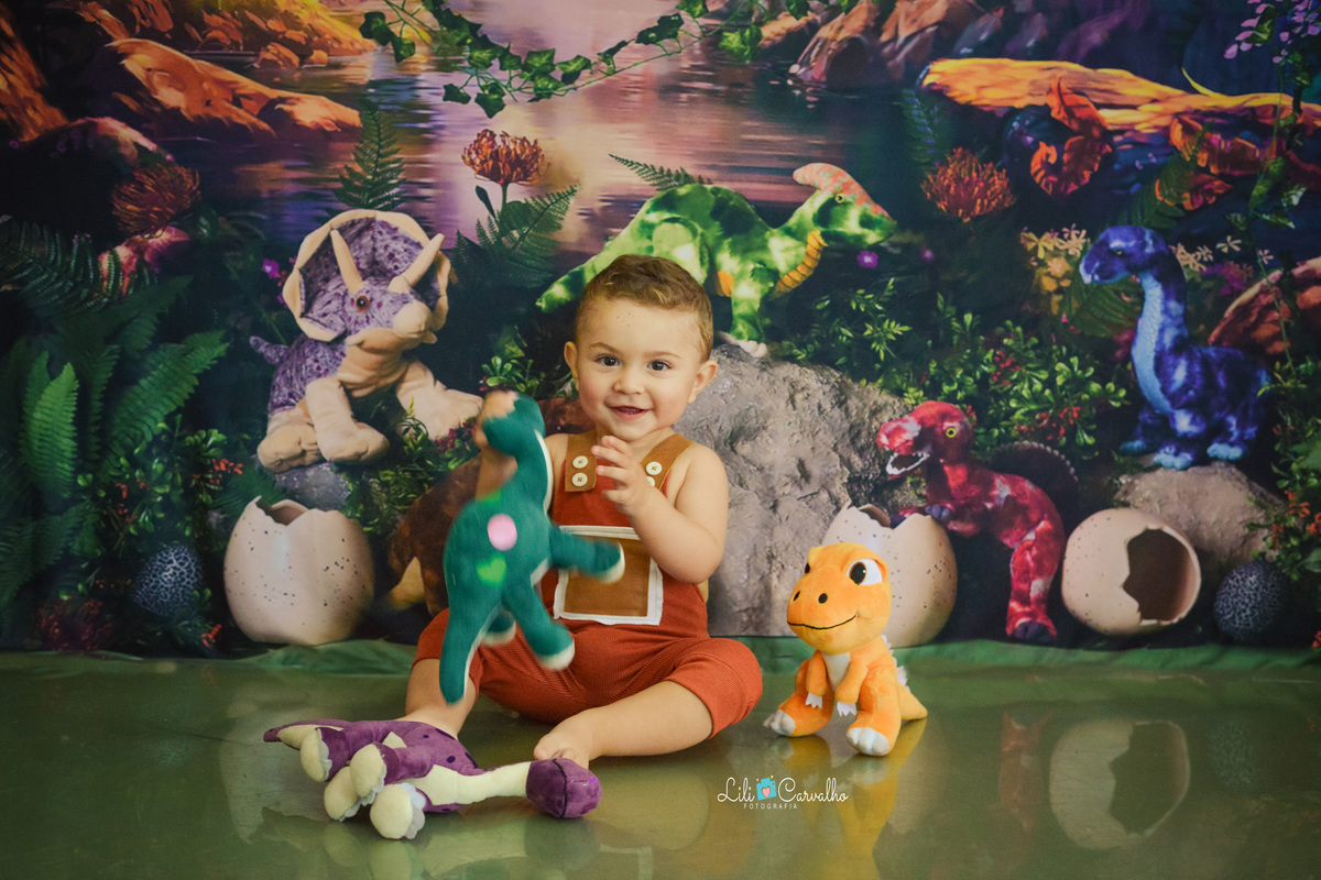 fotografia de menino em estudio em maringa, foto mensal  sorrindo 