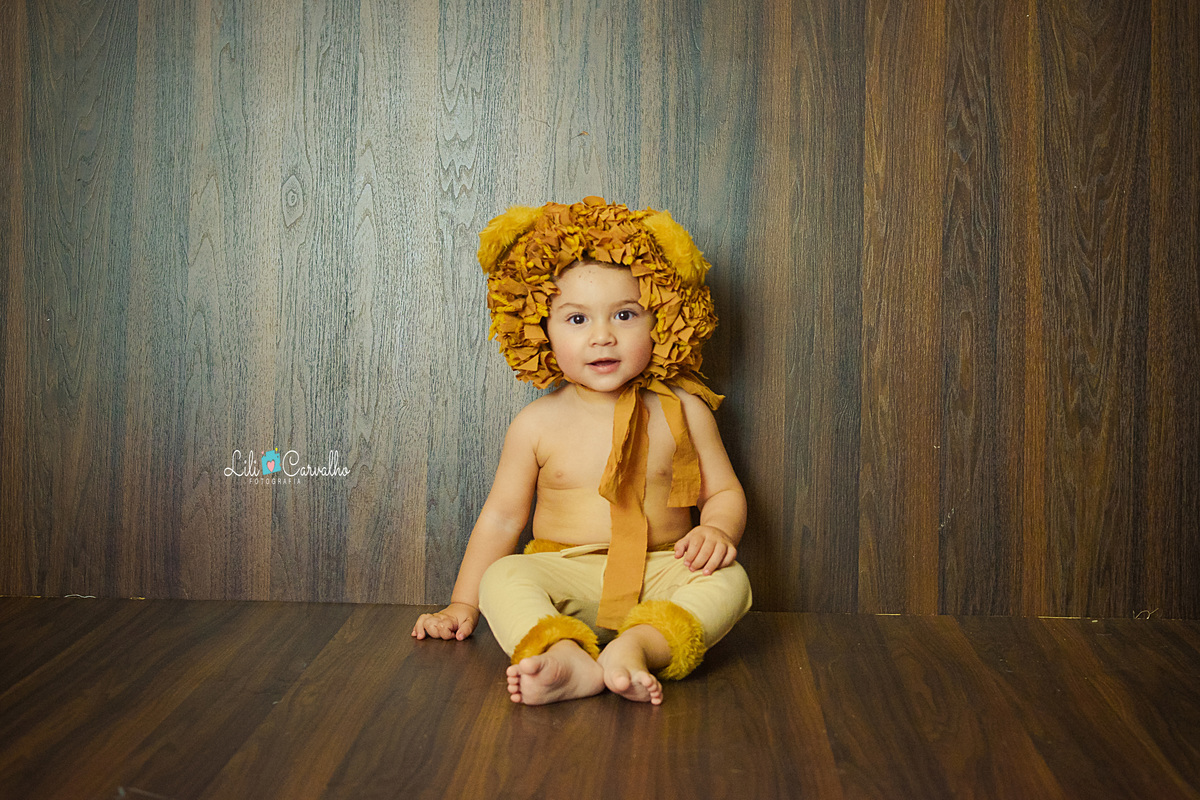 fotografia de menino em estudio em maringa, foto mensal  tema leaozinho 