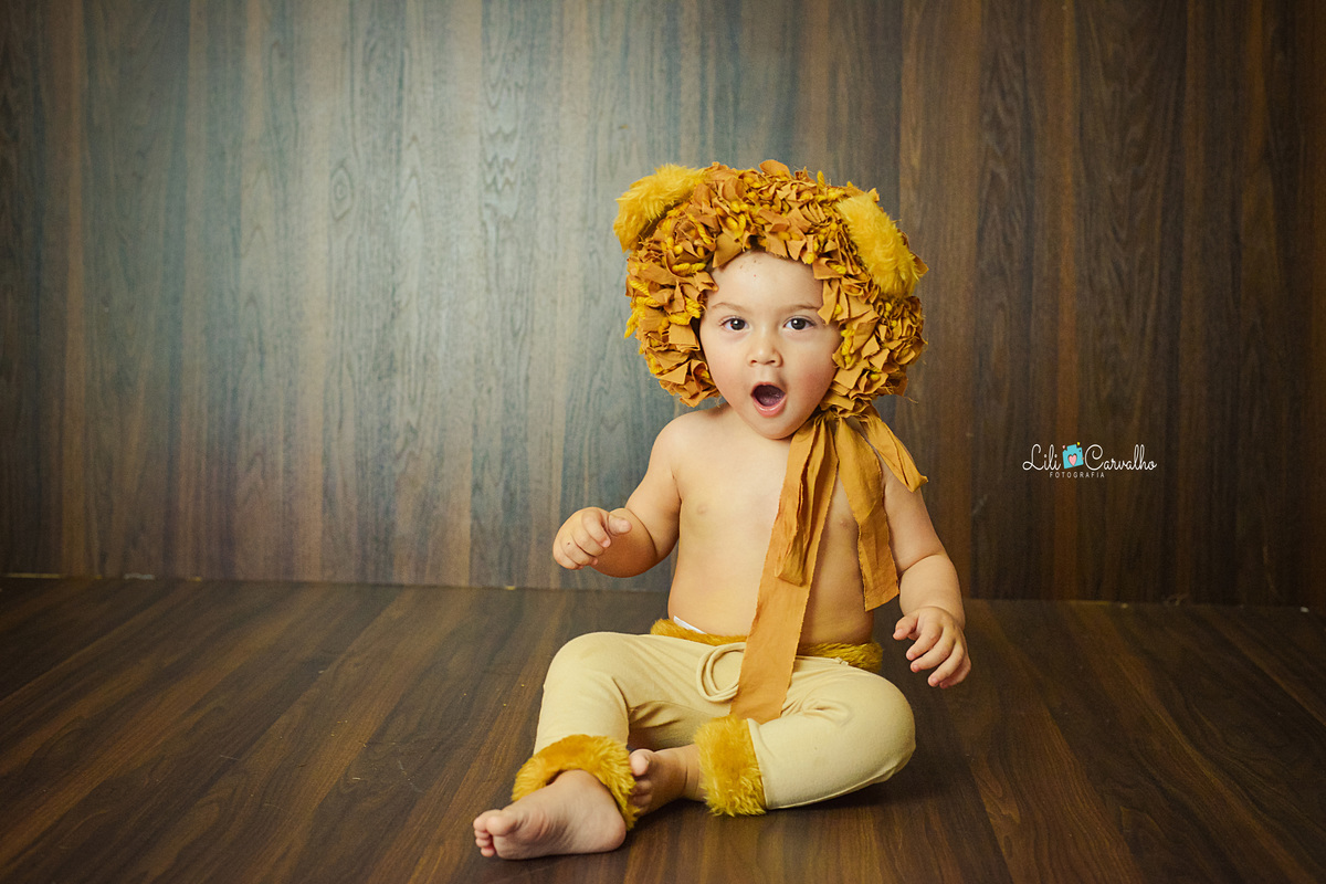 fotografia de menino em estudio em maringa, foto mensal  olha o leao 