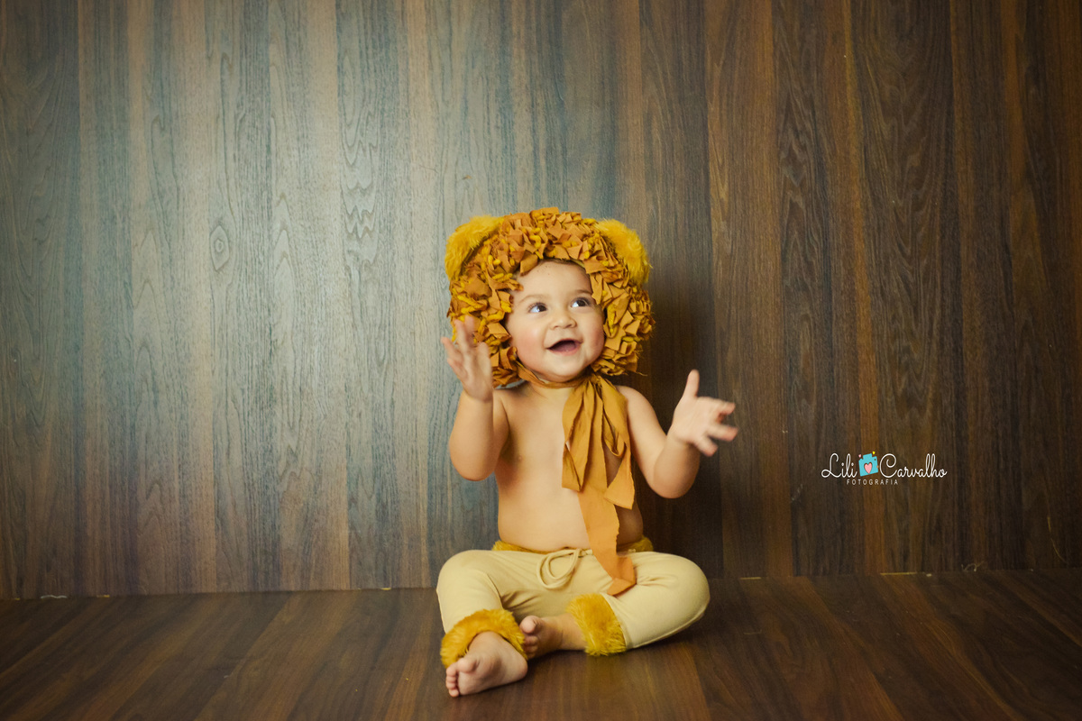 fotografia de menino em estudio em maringa, foto mensal  batendo palmas 